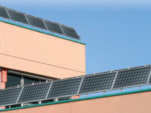 picture 1:BARRIAL® Sicherheitsgeländer mit integrierten Photovoltaikmodulen (von: dani alu GmbH)
