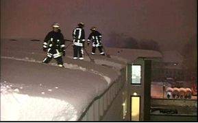 picture 1:Einsturz- und Absturzgefahr bei der Räumung gewaltiger Schneemassen auf Flachdächern (von: dani alu GmbH)