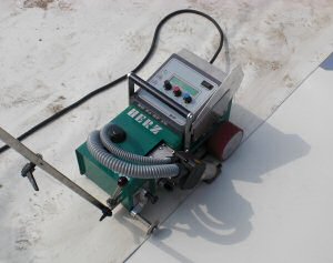 LARON: Robuster und einfach zu bedienender Dachschweissautomat (von: Herz GmbH Kunststoff- und Wärmetechnologie)