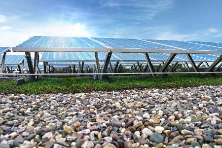 picture 1:Vorbildliches Solar-Retentions-Gründach auf Gesundheits- und Diagnosezentrum (von: Optigrün international AG)
