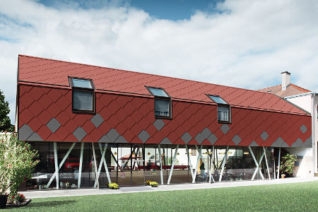 Die Aluminium-Dachplatte R.16 bietet Ästhetik-Enthusiasten neue Möglichkeiten der Dachgestaltung (von: PREFA GmbH)