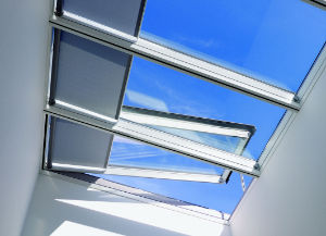 Erste solarbetriebene Hitzeschutz-Markise für VELUX Flachdach-Fenster (von: VELUX Deutschland GmbH)